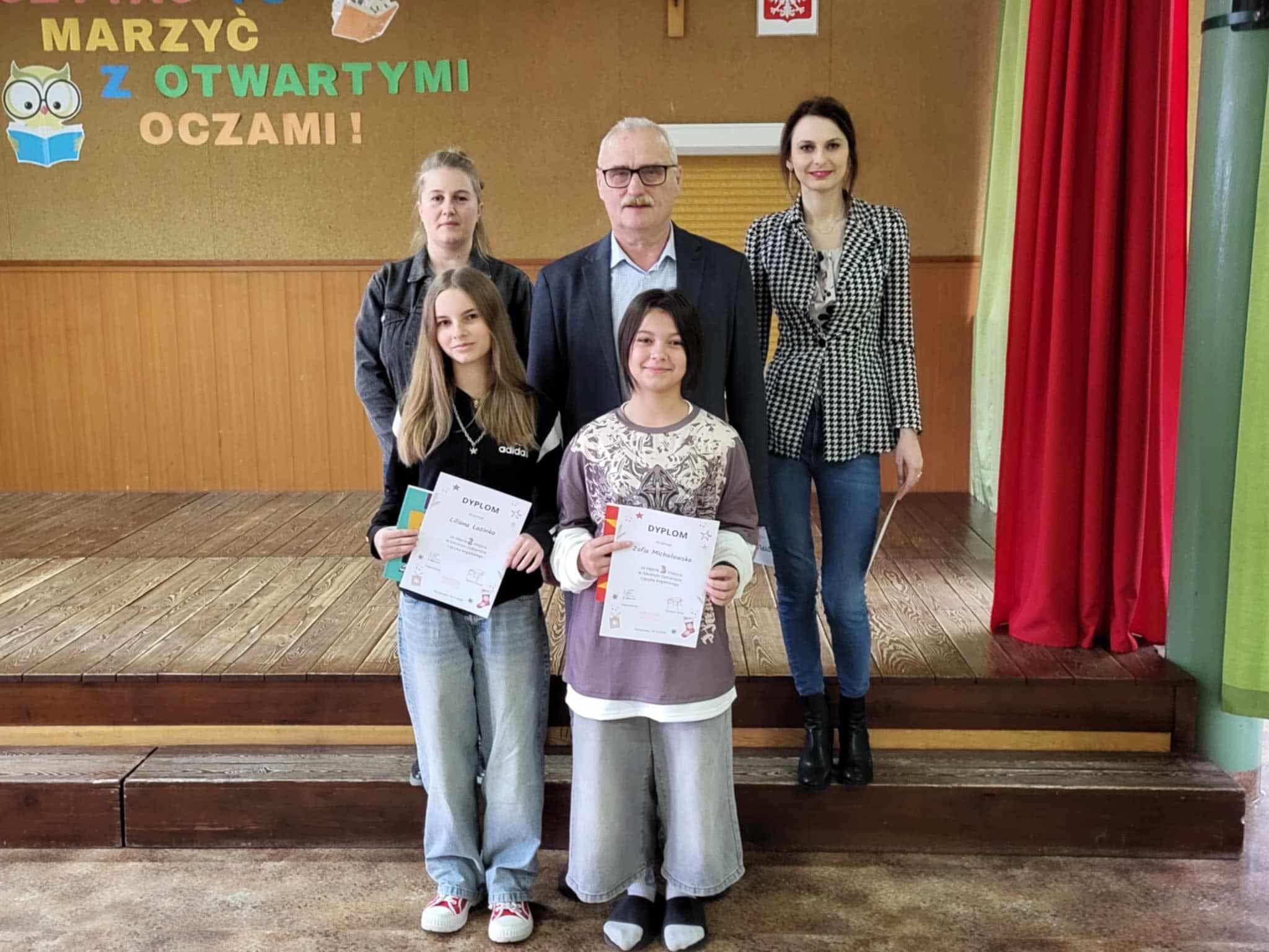 19.12.2024 odbyło się podsumowanie konkursów z języka angielskiego. Pan Dyrektor wręczył nagrody za dyktando z języka angielskiego. 