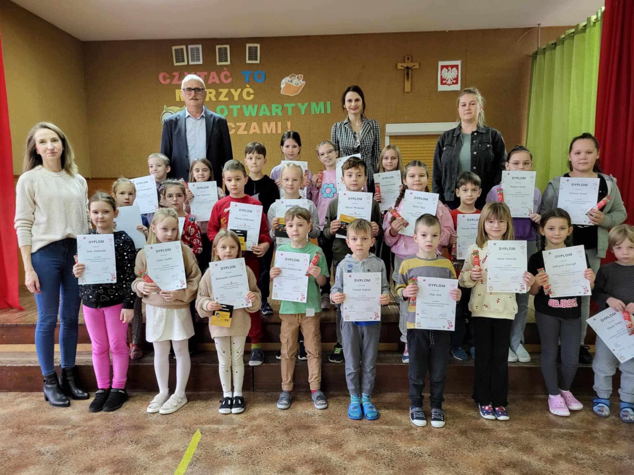 19.12.2024 odbyło się podsumowanie konkursów z języka angielskiego. Pan Dyrektor wręczył nagrody za dyktando z języka angielskiego. 