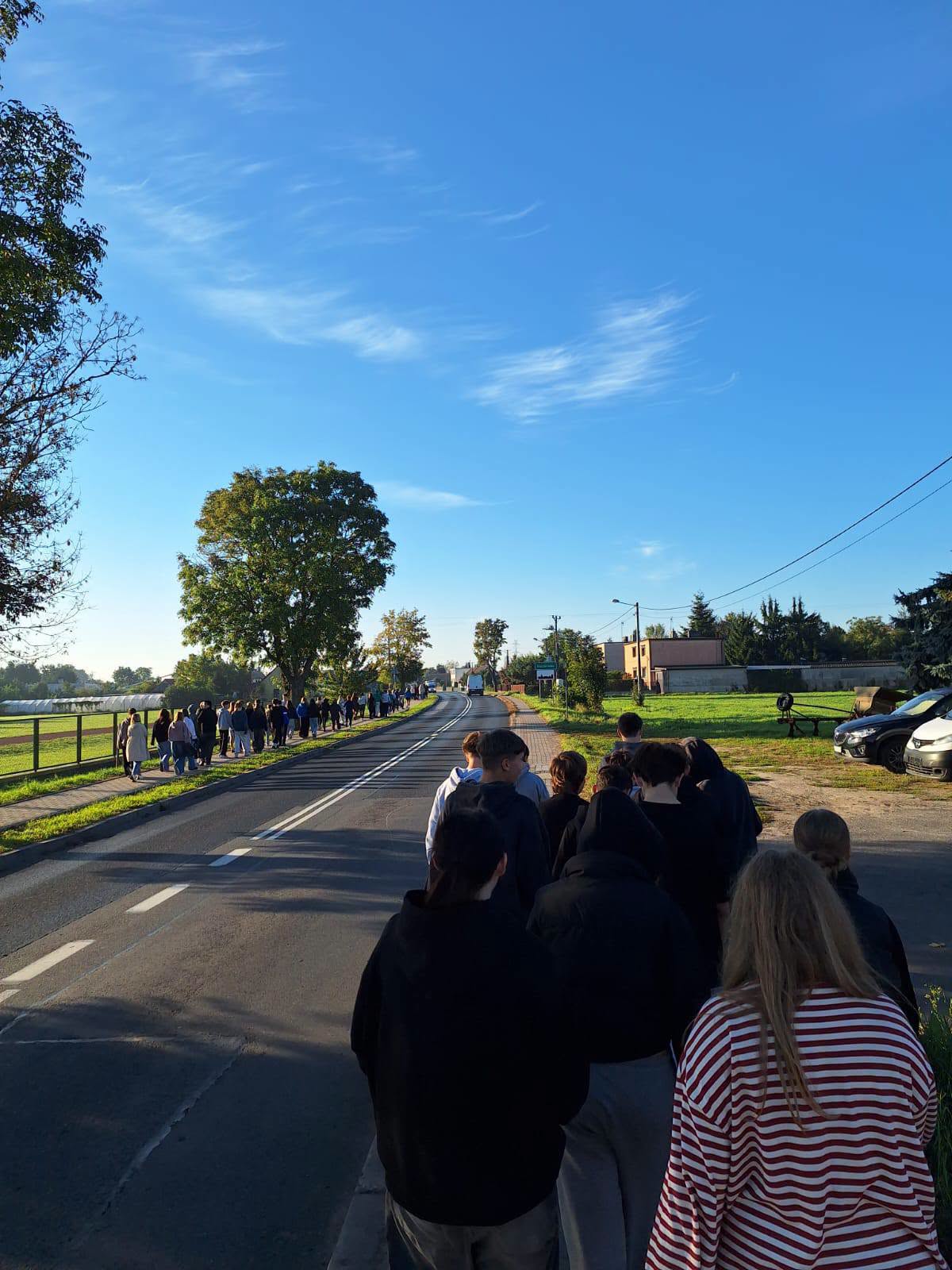 28 września uczniowie klas 4-8 wzięli udział w akcji "Sprzątanie świata". Ochoczo zbierali zgromadzone na terenie szkoły i wokół niej śmieci, podziwiając jednocześnie piękno polskiej złotej jesieni.