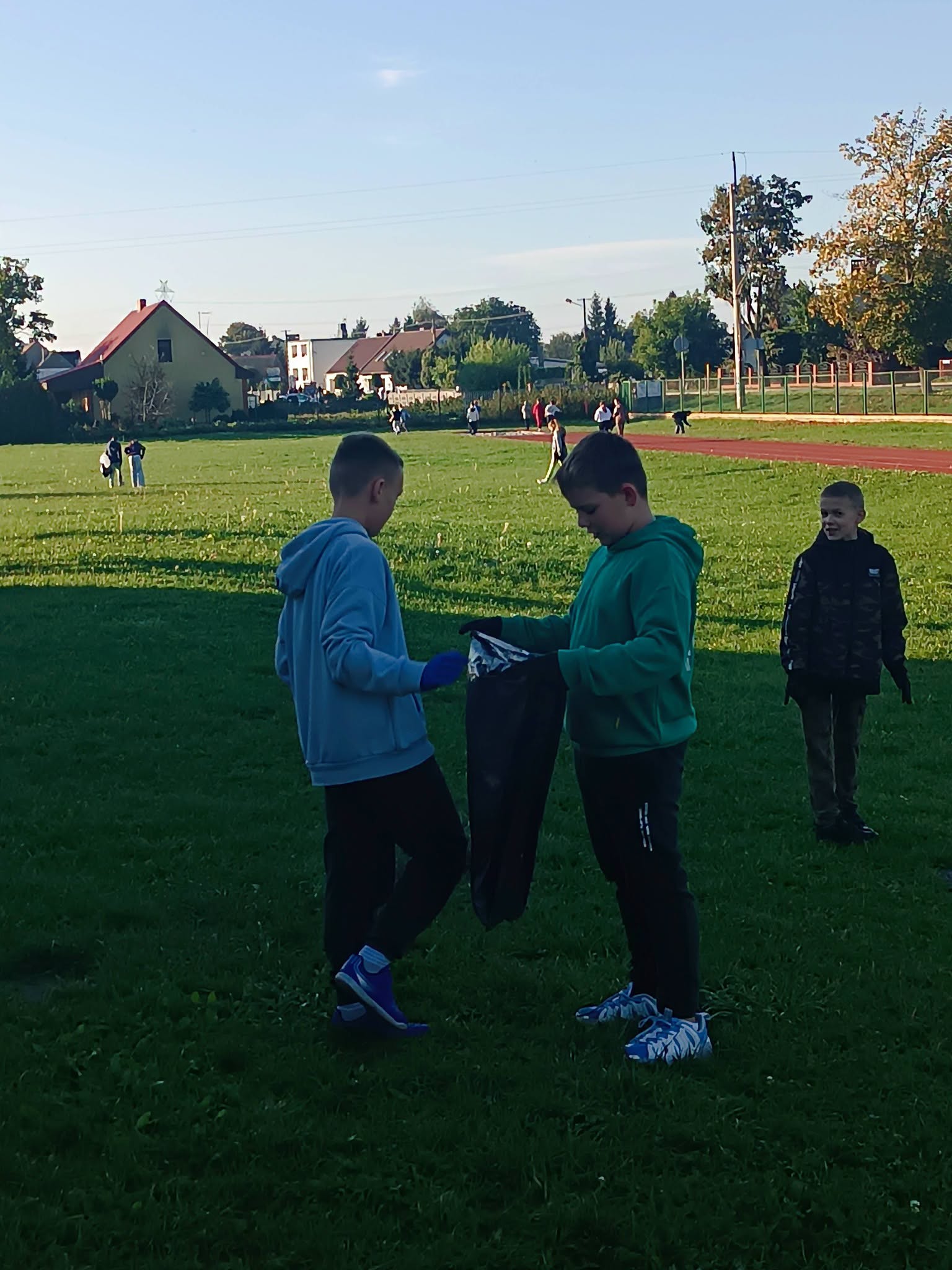 28 września uczniowie klas 4-8 wzięli udział w akcji "Sprzątanie świata". Ochoczo zbierali zgromadzone na terenie szkoły i wokół niej śmieci, podziwiając jednocześnie piękno polskiej złotej jesieni.