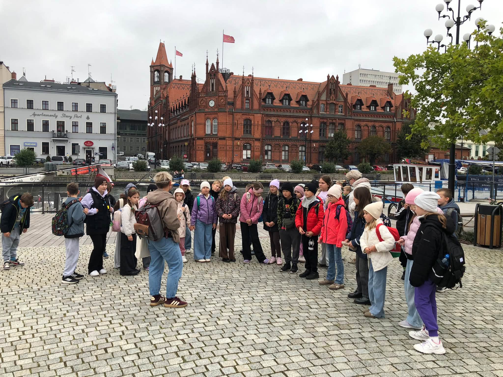 25 września klasy trzecie pojechały na wycieczkę do Bydgoszczy. Swoją bydgoską przygodę rozpoczęły od rejsu po Brdzie urokliwym statkiem Wenecja. W czasie rejsu podziwiały piękna nadbrzeżną Bydgoszcz.